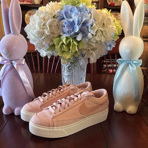 WOMEN'S NIKE BLAZER LOW PLATFORM ESS PINK OXFORD SNEAKERS SZ 9 - Picture 2 of 9